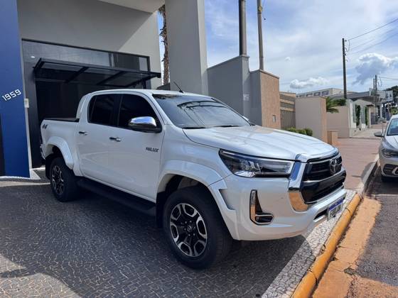 TOYOTA HILUX 2.8 D-4D TURBO DIESEL CD SRX PLUS 4X4 AUTOMÁTICO